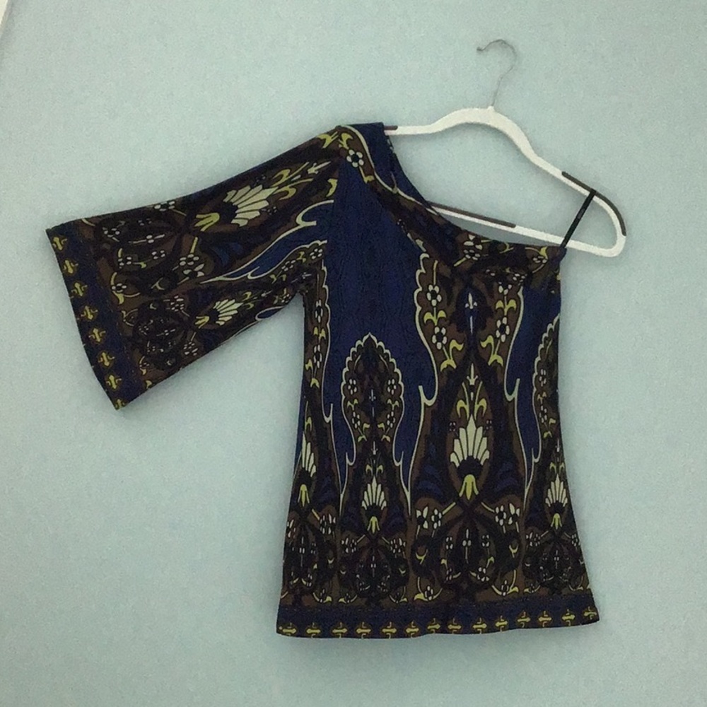 Of the shoulder Analili shirt.